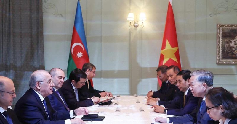General Secretary of the Communist Party of Viet Nam (CPV) Central Committee To Lam (second, right) meets with Prime Minister of Azerbaijan Ali Asadov (second, left). (Photo: VNA)