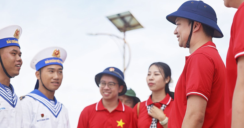 Members of the "Youth for the Homeland’s Seas and Islands" 2025 delegation meet and speak with soldiers stationed in Truong Sa District (Khanh Hoa Province).