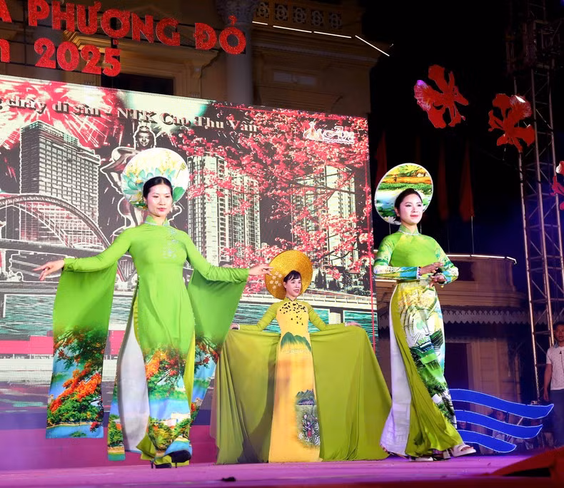 Artisans skilfully apply traditional embroidery and hand-painting techniques to adorn the Ao Dai. (Photo: DAM THANH)