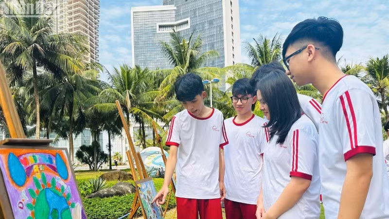 Students from Da Nang visited the exhibition of self-painted paintings in the installation art style, themed "I love Da Nang City," to raise awareness about environmental protection and the harmful effects of microplastics on the ocean. (Photo: ANH ĐÀO)