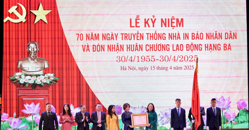 Vice President Vo Thi Anh Xuan, Editor-in-Chief Le Quoc Minh and other delegates at the ceremony. (Photo by DAI GIANG)