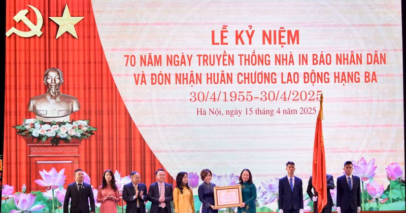 Vice President Vo Thi Anh Xuan, Editor-in-Chief Le Quoc Minh and other delegates at the ceremony. (Photo by DAI GIANG)