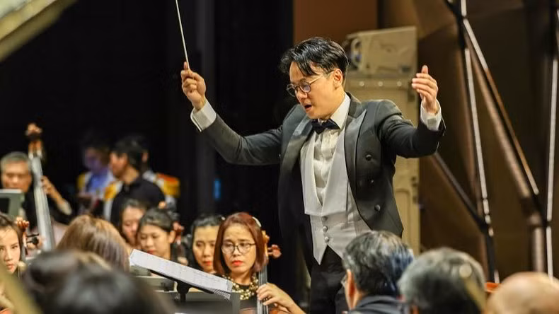 Conductor Tran Nhat Minh leading the performance. (Photo: HGO)
