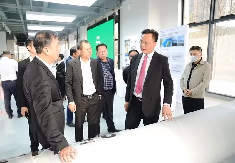 A delegation from Hung Yen province visits Xi’an GSR Energy Storage Technology company (Photo: Hung Yen Newspaper)