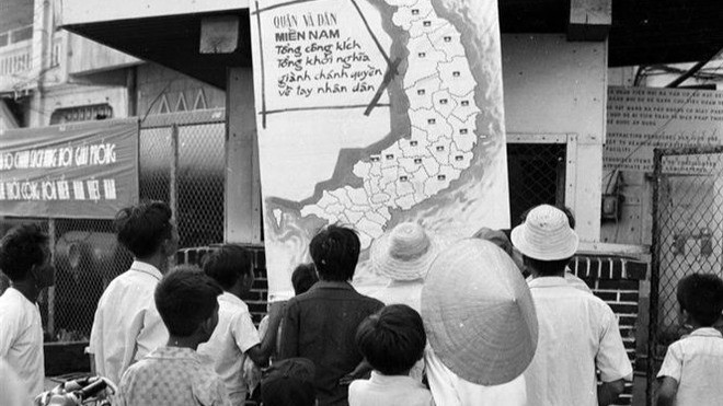 The people of Phan Thiet Town (Binh Thuan), having just been liberated, followed news of victories on the battle map at the town's information office (April 1975). (Photo: Mai Huong/VNA)