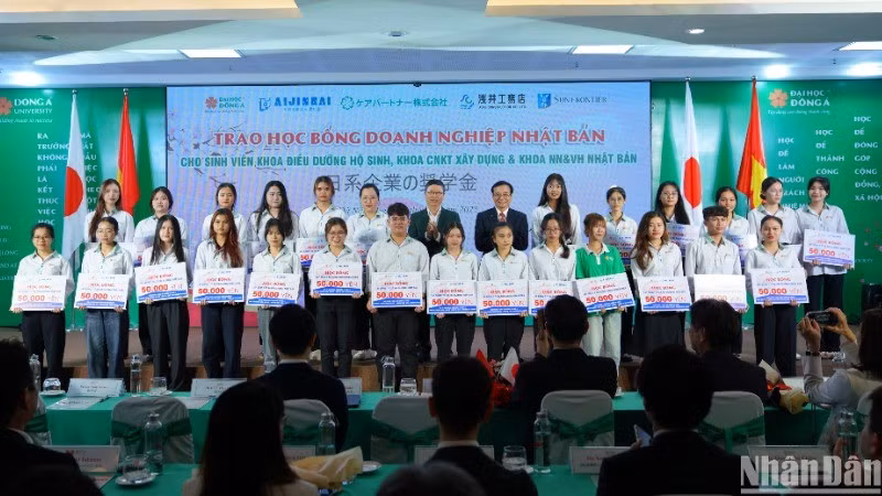 Outstanding students of Dong A University receive scholarships to participate in Japan’s one-year professional internship programme. (Photo: ANH DAO)