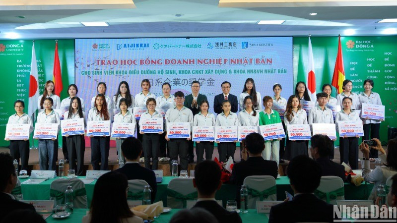 Outstanding students of Dong A University receive scholarships to participate in Japan’s one-year professional internship programme. (Photo: ANH DAO)