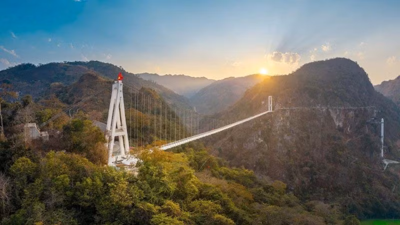 The NFC chip-enabled signs, using wireless technology, have also been installed at Bach Long Glass Bridge, the world's longest glass bridge, located in the Moc Chau Island tourism, entertainment, and resort complex.