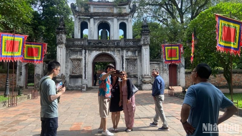 Tourists visit the Temple of Literature. (Photo: XUAN HIEU)