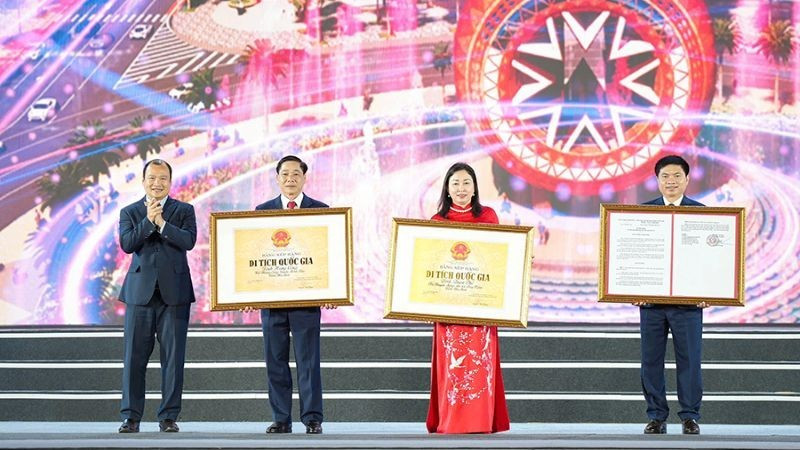 Deputy Minister of Culture, Sports and Tourism Le Hai Binh presented official decisions recognising three national treasures and two national-level historical relics for Ha Nam Province.