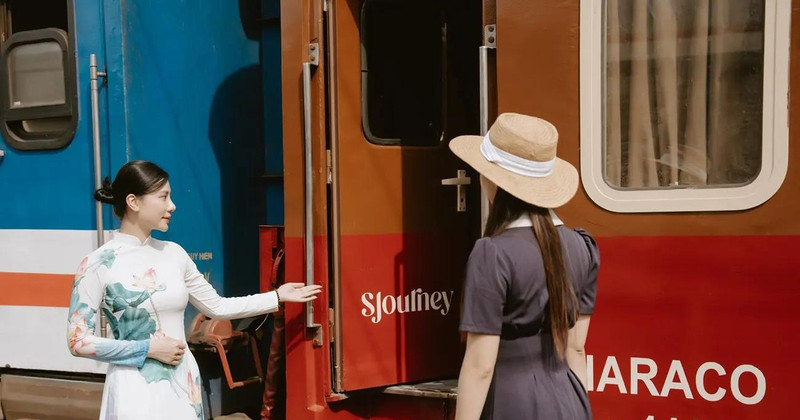 Passengers enjoying a luxury train tour. (Photo: Sjourney)