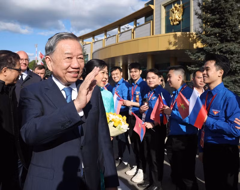 Representatives of the Vietnamese community and students in Russia welcome General Secretary To Lam and his spouse at Vnukovo 2 Airport, Moscow (Photo: VNA)
