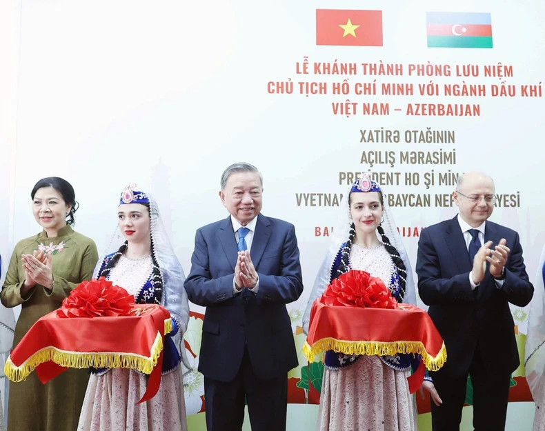 Vietnamese Party General Secretary To Lam (C) and his spouse Ngo Phuong Ly (L) cut the ribbon to inaugurate the remembrance room featuring the bond between late President Ho Chi Minh and the Viet Nam – Azerbaijan oil and gas industry. (Photo: VNA)