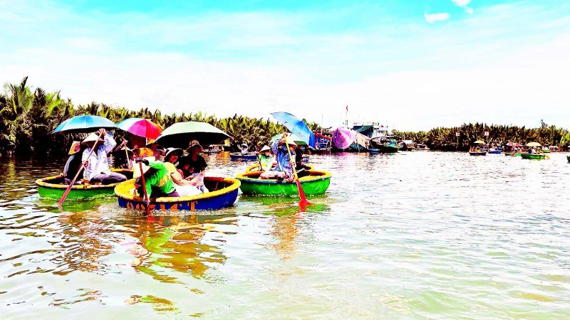 Visitors experience the Bay Mau nipa palm forest tourist site in Cam Thanh Commune, Hoi An.