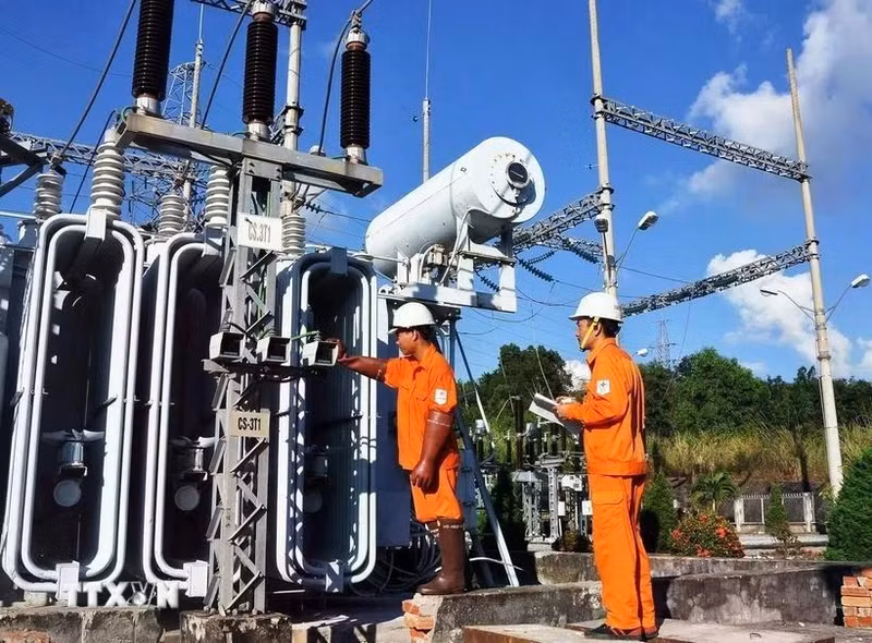 Checking the operation of 110kV power projects in the Central Highlands provinces. (Photo: VNA)
