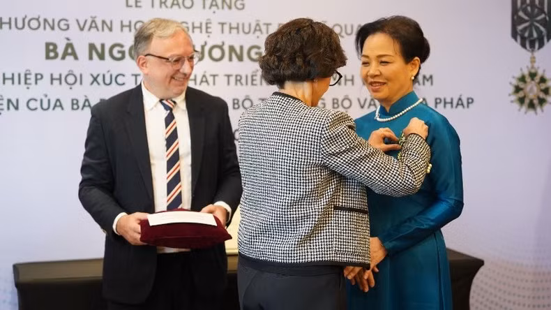 The medal awarding ceremony for Dr Ngo Phuong Lan.