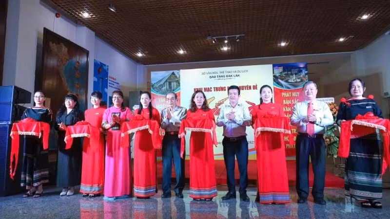 Delegates cutting the ribbon at the opening ceremony of “Colours of Dak Lak Culture”.