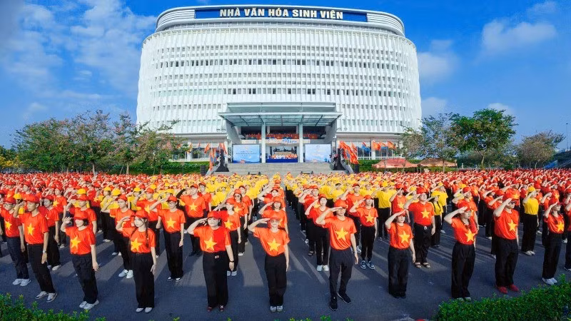 Ho Chi Minh City Youth Union members and students simultaneously formed the shape of the national flag on this occasion.