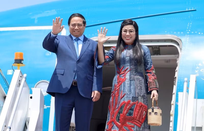 Prime Minister Pham Minh Chinh and his spouse conclude their official visit to Malaysia and attendance at the 46th ASEAN Summit. (Photo: VNA)