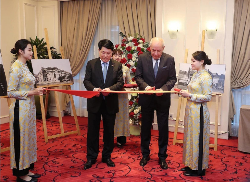 Vietnamese State President Luong Cuong (second, left) and Hungarian President Sulyok Tamas (second, right) cut the ribbon to open the exhibition. (Photo:VNA)