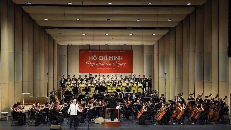 The programme was an artistic symphony in celebration of the 135th birth anniversary of President Ho Chi Minh. (Photo: HGO)