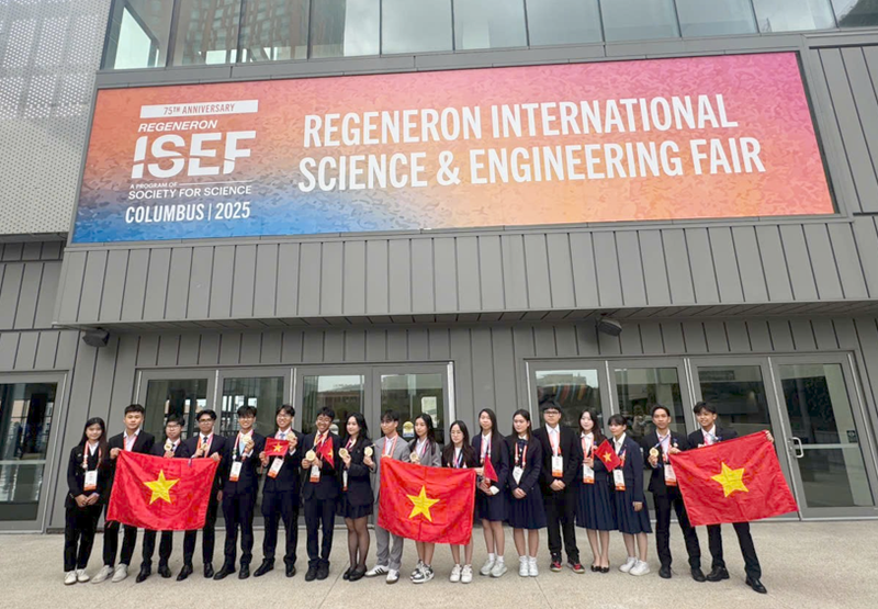 Vietnamese student delegation at the 2025 International Science and Engineering Fair (Regeneron ISEF 2025).