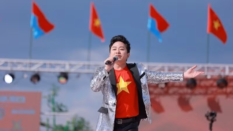 Singer Tung Duong performed in Japan. (Photo: Provided by artist)