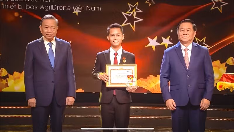 General Secretary To Lam and Head of the Party Central Commission for Communication, Education and Mass Mobilisation Nguyen Trong Nghia present the "Ho Chi Minh – Journey of Aspirations 2024" Award to Nguyen Van Thien Vu. (Photo: NVCC)
