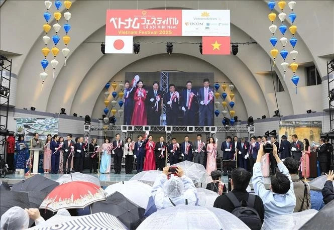 Delegates cut the ribbon to officially open the Viet Nam Festival 2025 in Japan. (Photo: VNA)