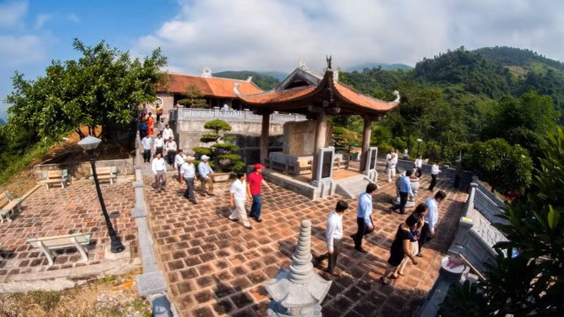Le Thai To Temple, home to the national treasure of the Le Loi Inscription Stele.