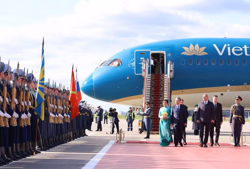 Official welcoming ceremony for General Secretary To Lam and his spouse at Vnukovo 2 Airport, Moscow (Photo: VNA)