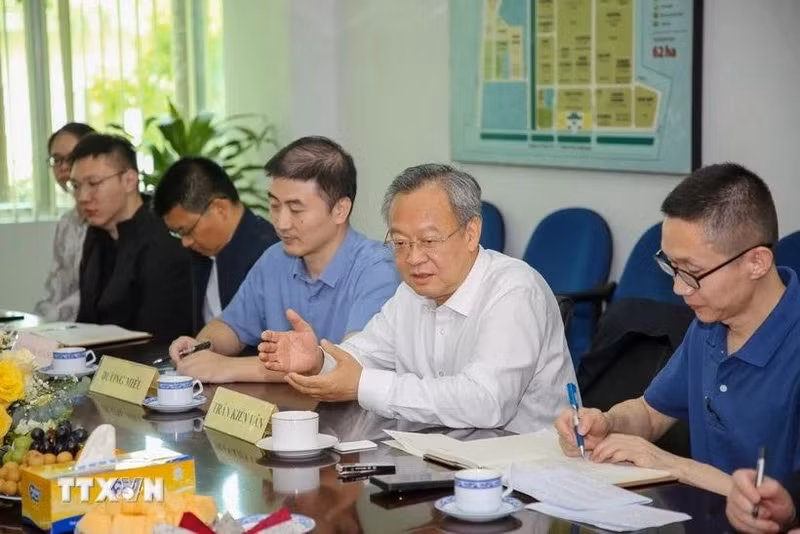 Editor-in-Chief of the People’s Daily of China Chen Jianwen (second from right) (Photo: VNA)