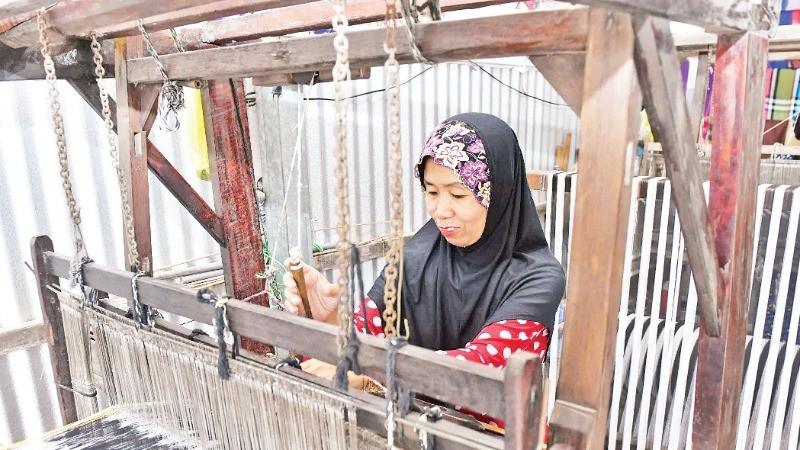 Brocade weaving of Cham people in Chau Phong Commune, Tan Chau Town, An Giang Province. (Photo: NGUYEN DANG)