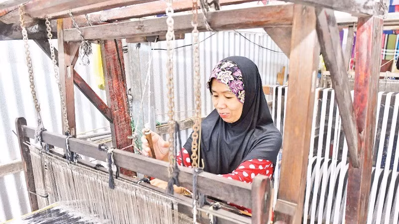 Brocade weaving of Cham people in Chau Phong Commune, Tan Chau Town, An Giang Province. (Photo: NGUYEN DANG)