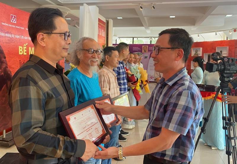 21 painters and sculptors participate in ceramic art camp dedicated to President Ho Chi Minh