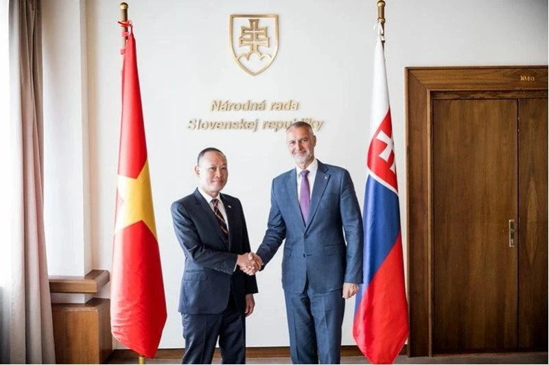 Speaker of the National Council of Slovakia Richard Rasi (R) and Vietnamese Ambassador to Slovakia Pham Truong Giang. (Photo: VNA) 