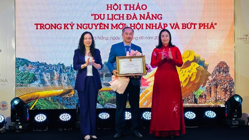 Vice Chairwoman of the Da Nang City People’s Committee, Nguyen Thi Anh Thi, and the Director of the Department of Culture, Sports and Tourism of Da Nang presented a Certificate of Merit from the Chairman of the city to representatives of the Tourism Development Promotion Fund. (Photo: ANH DAO)
