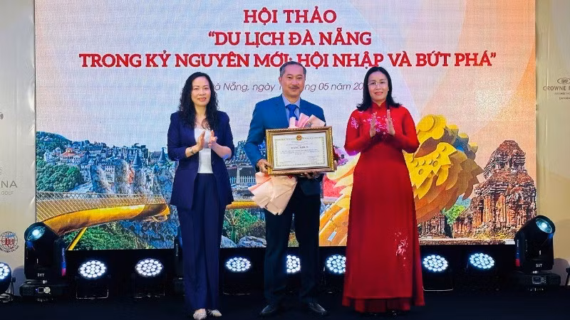 Vice Chairwoman of the Da Nang City People’s Committee, Nguyen Thi Anh Thi, and the Director of the Department of Culture, Sports and Tourism of Da Nang presented a Certificate of Merit from the Chairman of the city to representatives of the Tourism Development Promotion Fund. (Photo: ANH DAO)