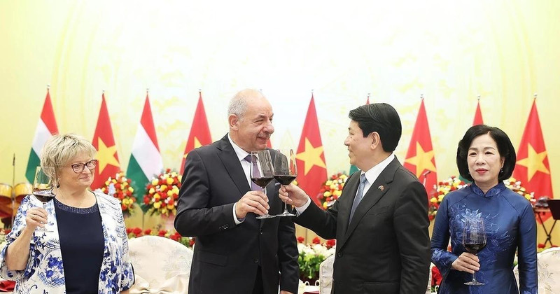 Vietnamese President Luong Cuong, his Hungarian counterpart Sulyok Tamas, and their spouses toast at the State banquet in Ha Noi on May 28. (Photo: VNA)