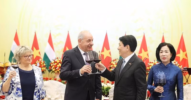 Vietnamese President Luong Cuong, his Hungarian counterpart Sulyok Tamas, and their spouses toast at the State banquet in Ha Noi on May 28. (Photo: VNA)