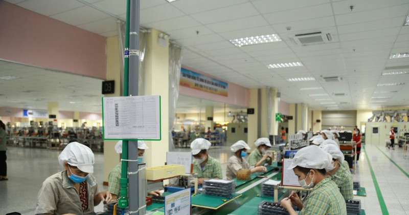 Workers on a production line at an industrial park in Bac Ninh Province. (Photo: NGOC TRAM)