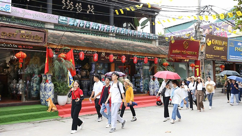 Visitors explore Bat Trang Pottery Village. (Photo: Tue Nghi)