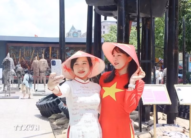 People take a photo during the celebration of National Reunification Day. (Photo: VNA)
