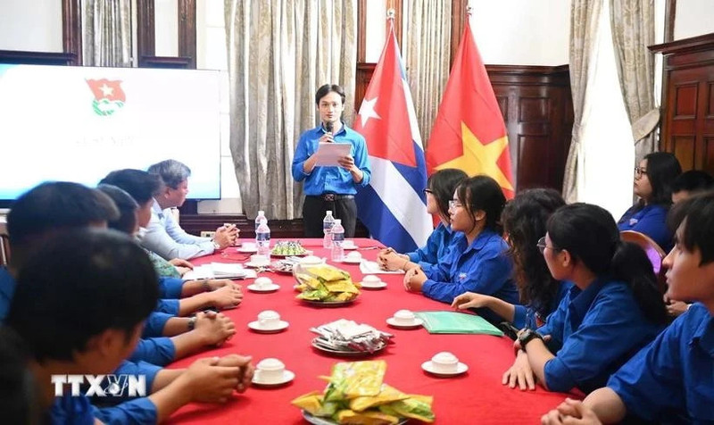 Secretary of the Ho Chi Minh Communist Youth Union Committee in Cuba Bui Tuan Minh launches the 2025 emulation campaign. (Photo: VNA)