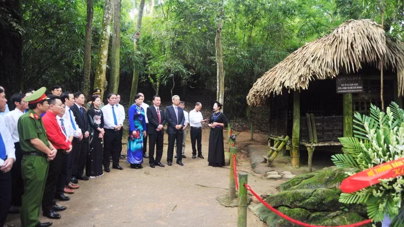 Cadres involved in mass mobilisation work in Tuyen Quang Province report their achievements to Uncle Ho at Na Nua Shack.