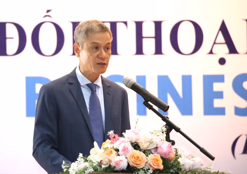 At the annual Vietnam-Cambodia business dialogue in Phnom Penh on April 4 (Photo: mofa.gov.vn)