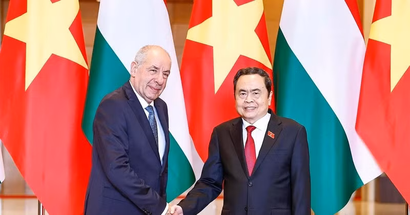 National Assembly Chairman Tran Thanh Man (R) and visiting Hungarian President Sulyok Tamas at their meeting on May 28 afternoon. (Photo: VNA)