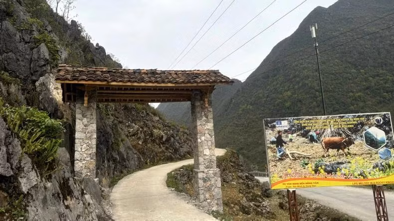 The construction of village gates in Dong Van District is funded and built by the local people.