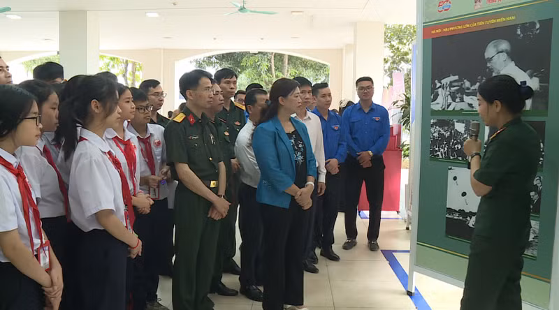 Delegates listened to introductions about the photos on display. Photo: Do Phong