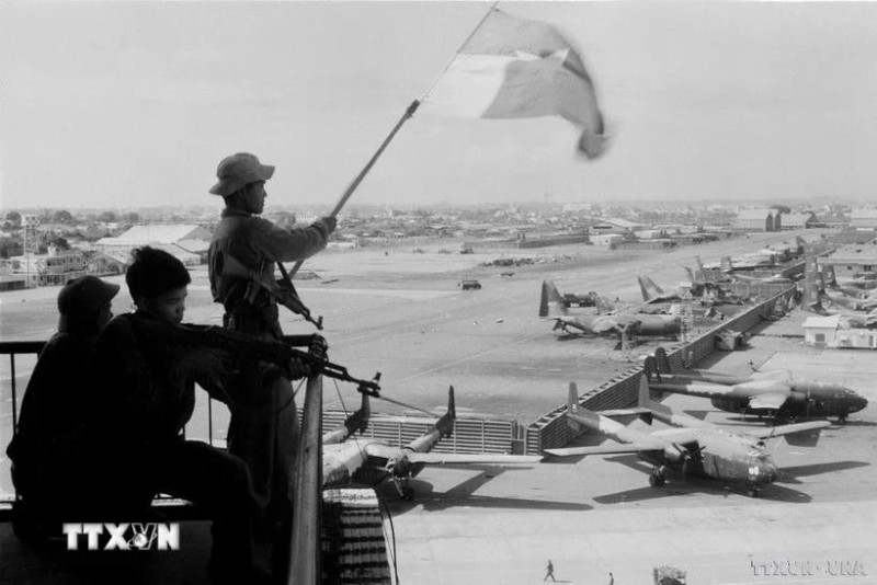 The liberation flag flies at Tan Son Nhat Airport on April 30, 1975. (Photo: VNA)